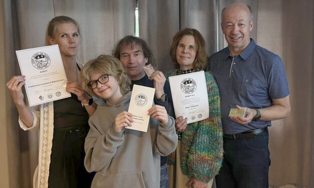 Hederstegn og plaketter i Moss fotoklubb
