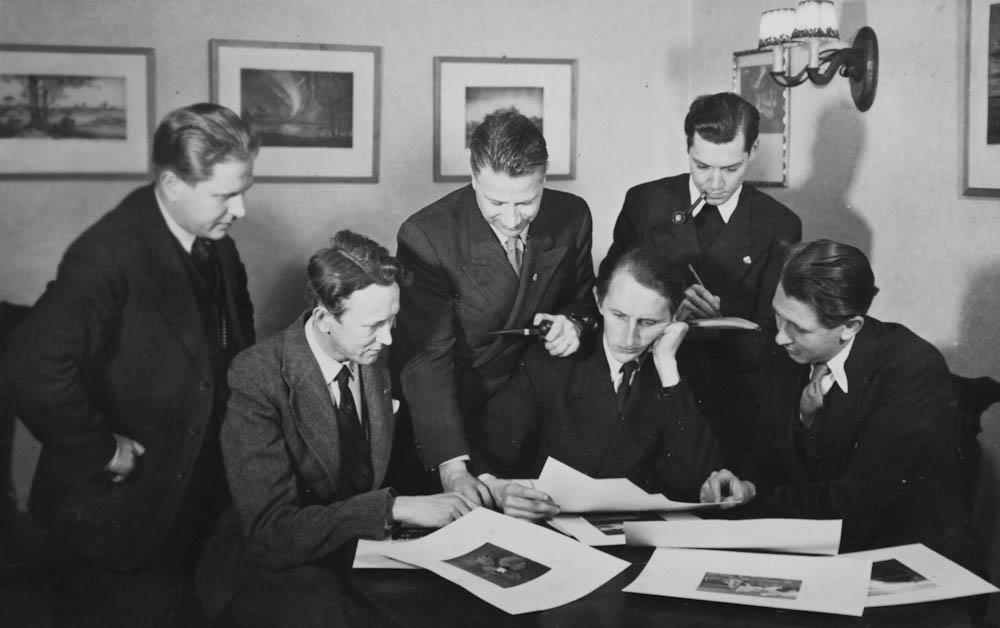 Den faste jury 1945, med dress, piper og det hele: Ohnstad, Jacobsen, Mortensen, Nicolaysen, Walman og Rønning